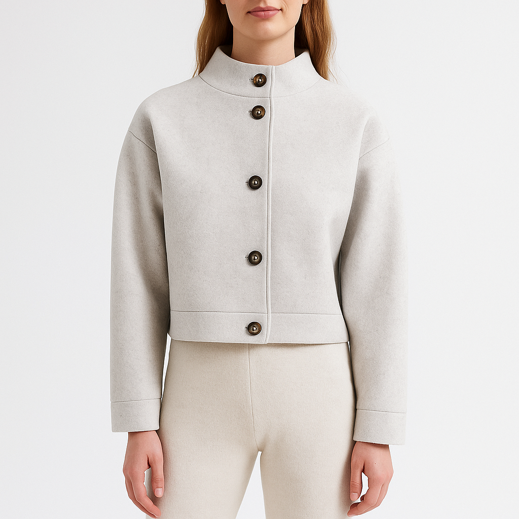 Kort damejakke med høj krave og knaplukning foran.