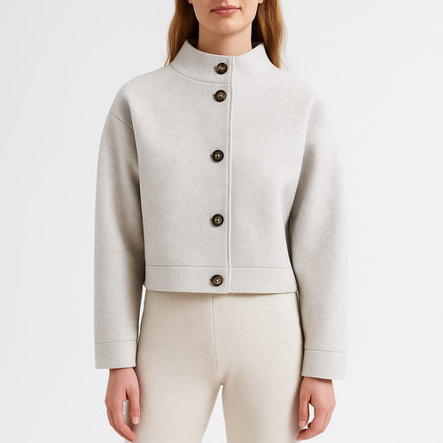 Kort damejakke med høj krave og knaplukning foran.