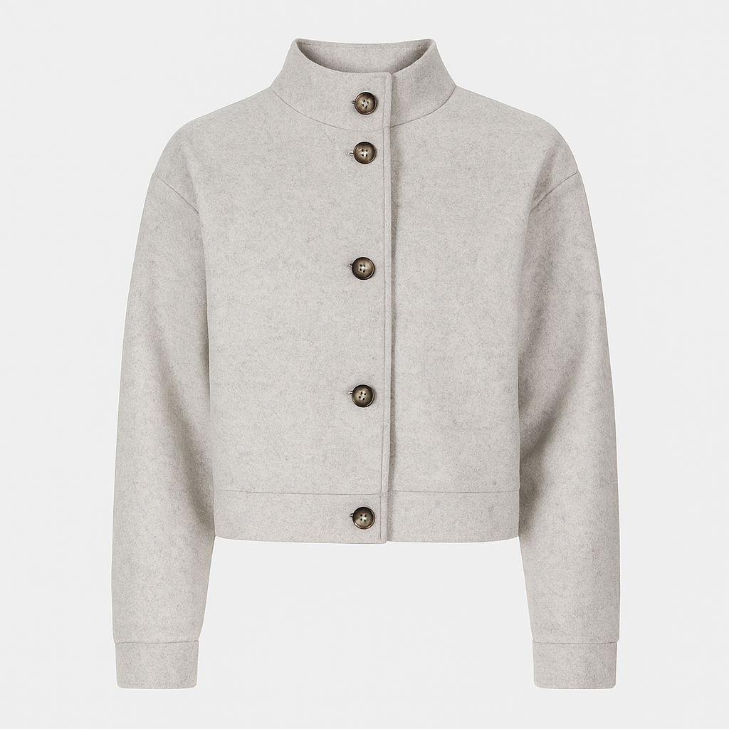 Kort damejakke med høj krave og knaplukning foran.