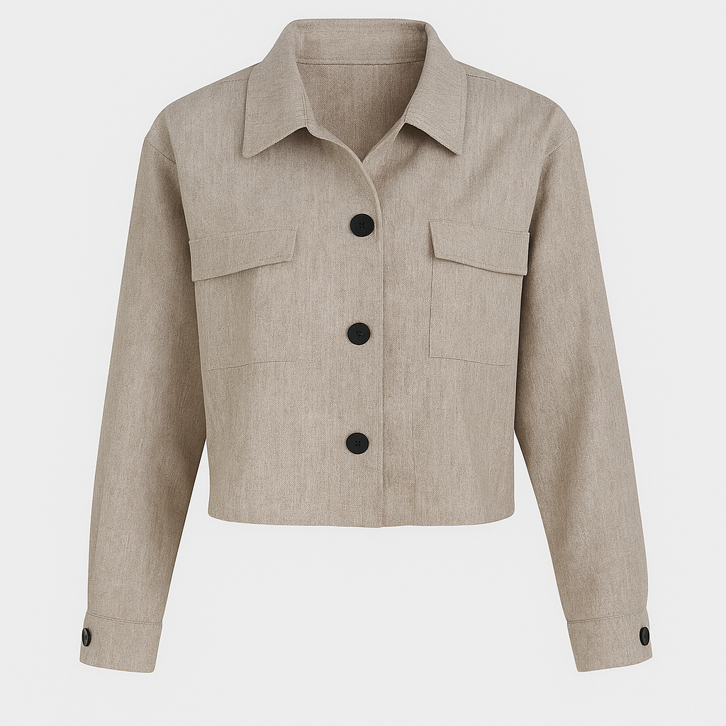 Kort damejakke med krave, frontlommer og knaplukning.