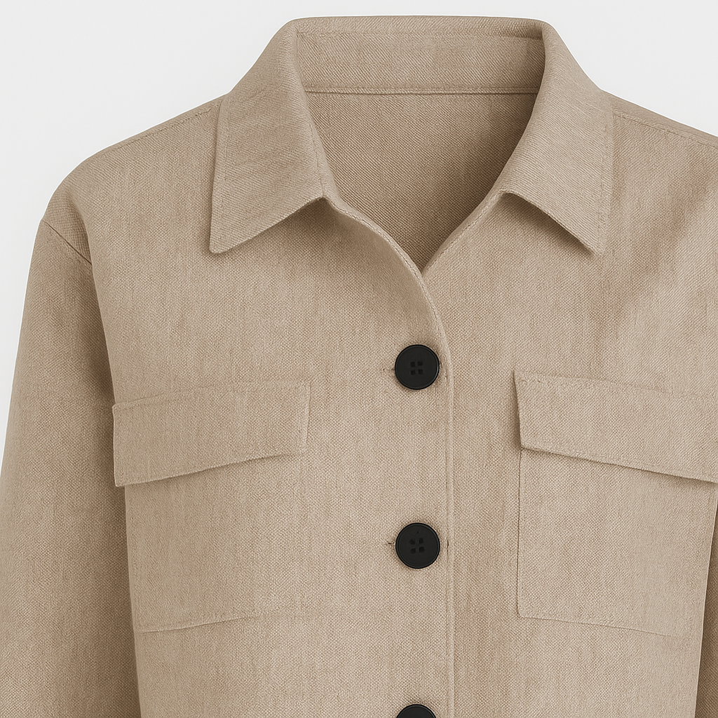 Kort damejakke med krave, frontlommer og knaplukning.