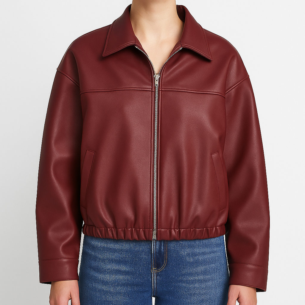 Kort damejakke med lynlås, krave og elastisk kant.