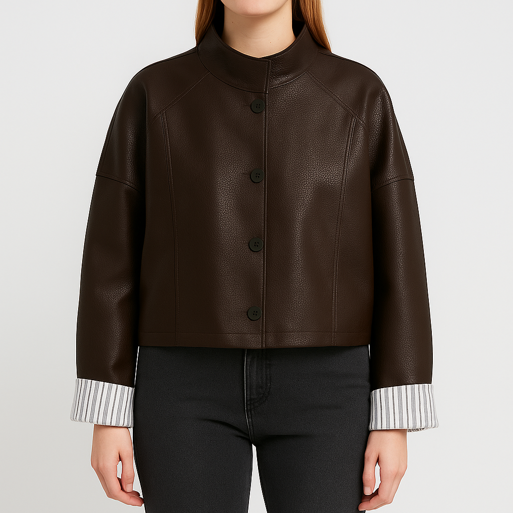 Kort damejakke i læderlook med ståkrave og knappelukning.