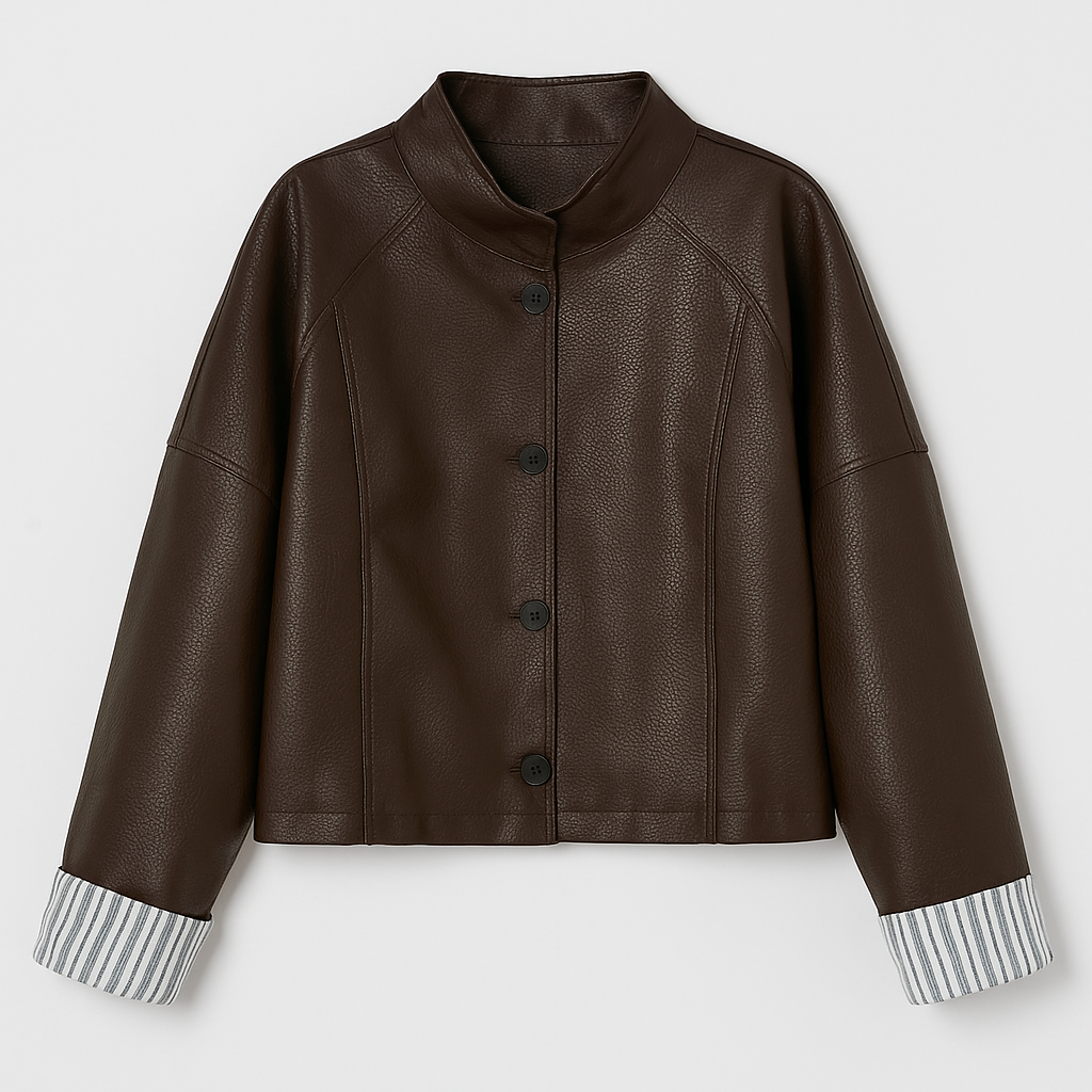 Kort damejakke i læderlook med ståkrave og knappelukning.