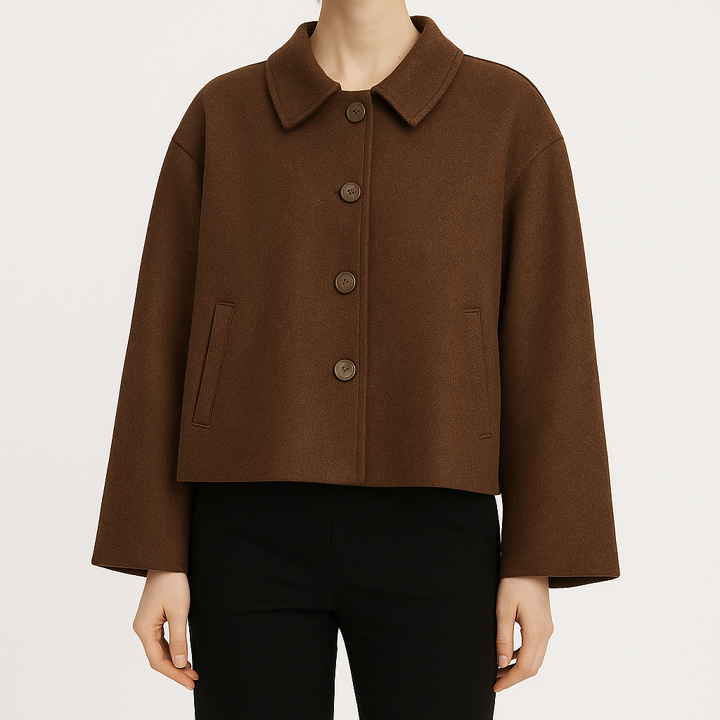 Kort damefrakke med løs pasform, krave og frontlommer.