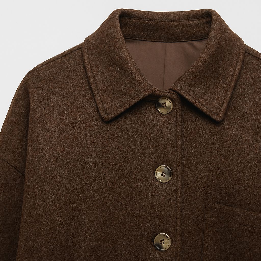 Kort damefrakke med løs pasform, krave og frontlommer.