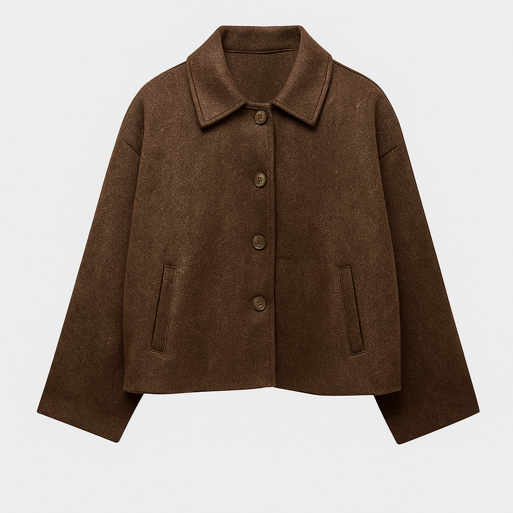 Kort damefrakke med løs pasform, krave og frontlommer.