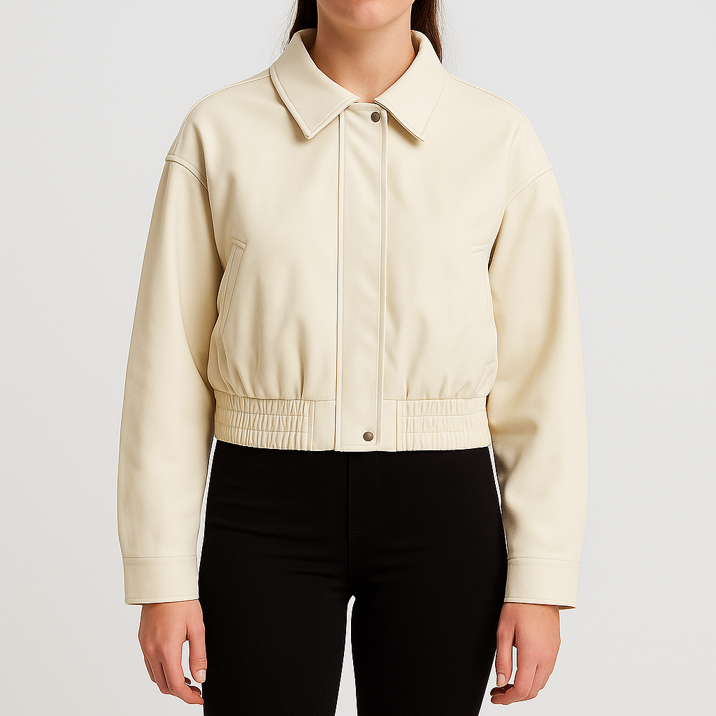 Kort damejakke med krave, sidelommer og elastisk kant.