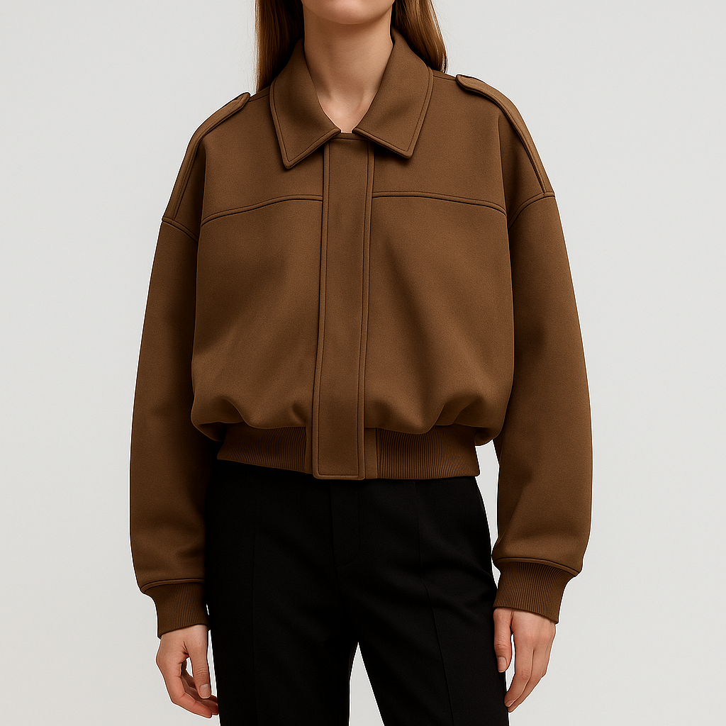 Kort damejakke med krave, brede skuldre og elastisk kant.